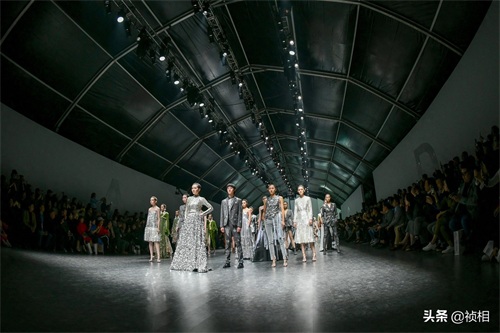 中国首席模特曾玲玲真的太美 郑州国际时装周娅丽达展示新款裤子