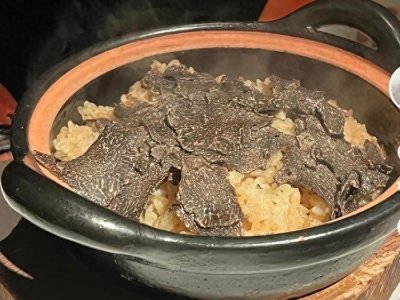 ​王诗龄同学聚餐，砂锅铺满黑松露，网友：这玩意吃着像液化气