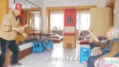 ​这是高手！儿子陪八旬母亲用擀面杖打球