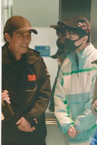 ​王俊凯机场偶遇张艺谋导演 亲密热聊秒变小可爱