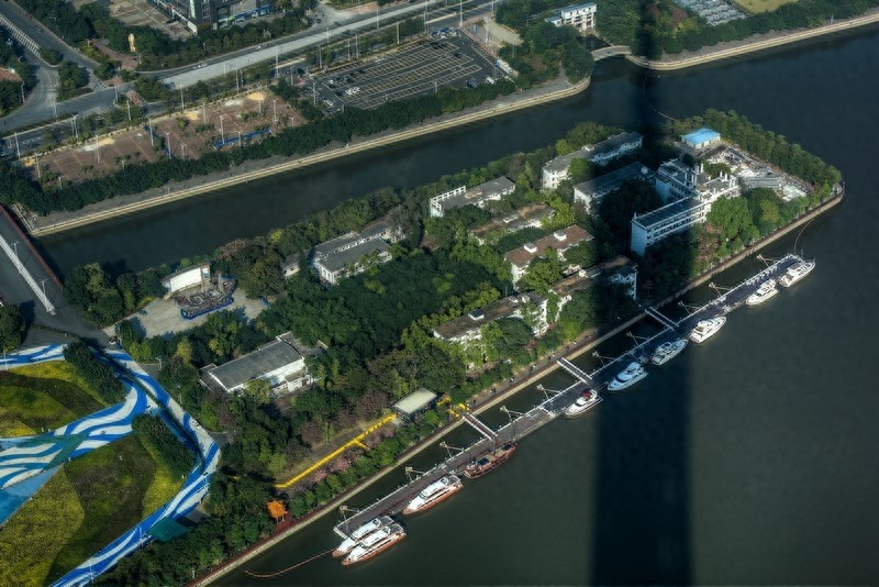 广州塔摩天轮,世界最高摩天轮,由16个