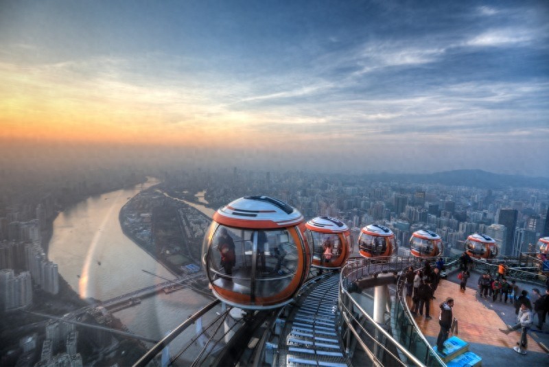 广州塔摩天轮,世界最高摩天轮,由16个