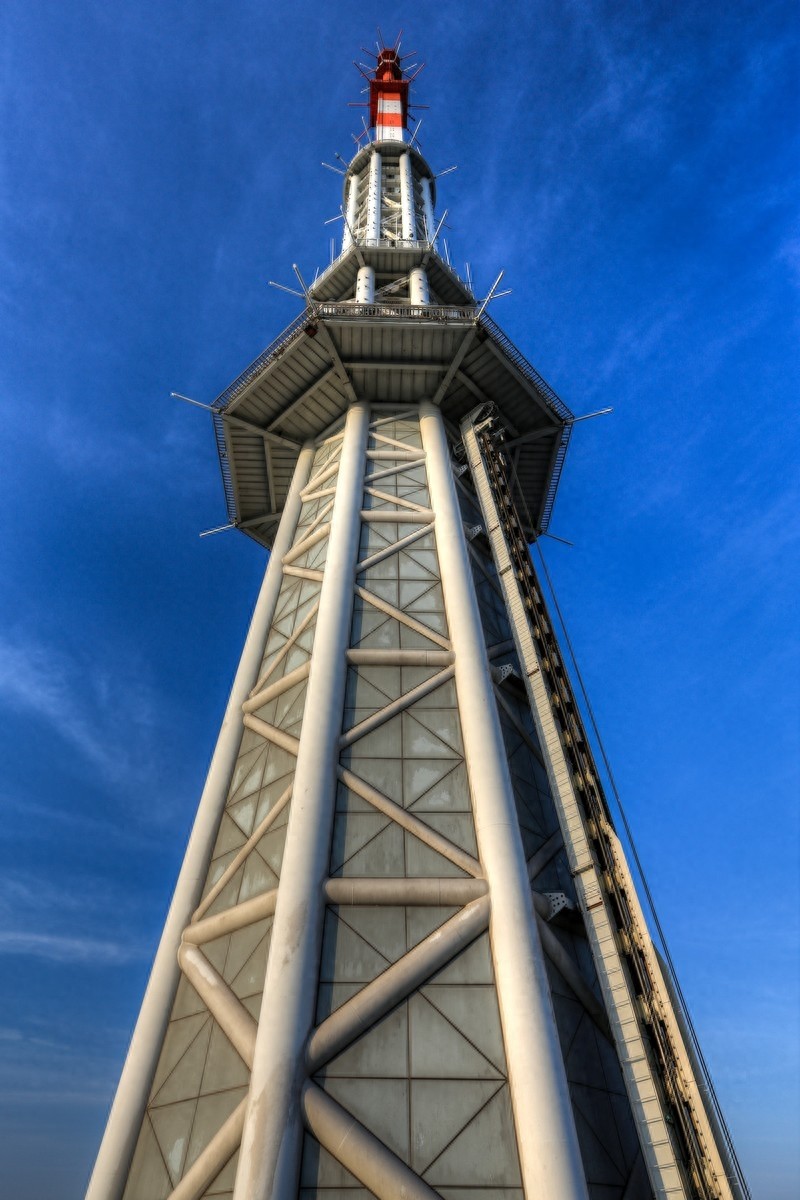 广州塔摩天轮,世界最高摩天轮,由16个