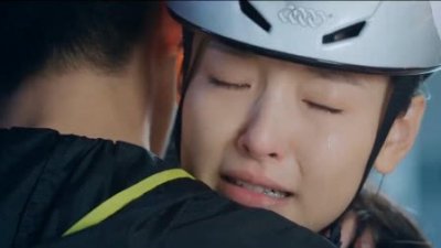 ​张新成机场和吴倩互动，顺口一句棠雪，吴倩真实反应够笑三天