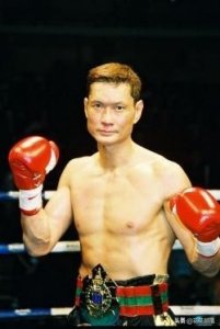 ​影视名人：职业搏击手从未被KO的周比利