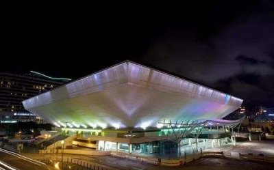 ​作为香港歌手的圣地红馆，内地有谁在那里开过个唱？