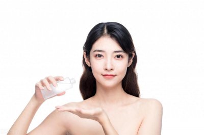 ​护肤新探索：精华水与精华液的区别，打造水润肌肤的秘密武器！