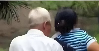 ​公园里的“老头乐”,年轻女子对老头不雅服务让人反感！