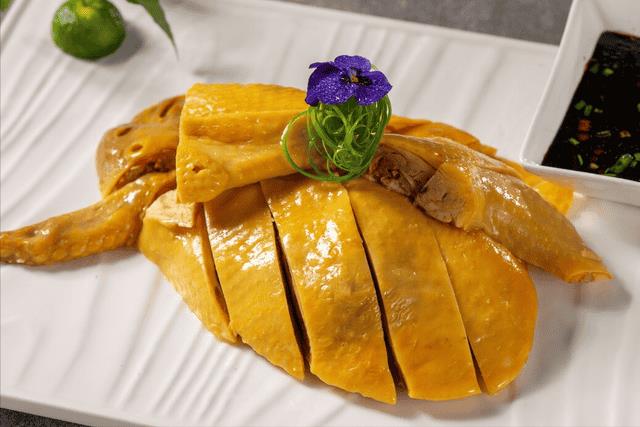 做白切鸡是冷水下锅还是热水下锅-（白切鸡是冷水下锅还是热水下锅）