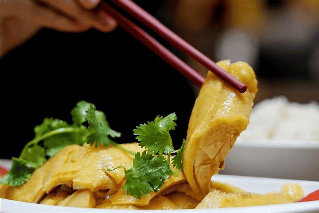 做白切鸡是冷水下锅还是热水下锅-（白切鸡是冷水下锅还是热水下锅）