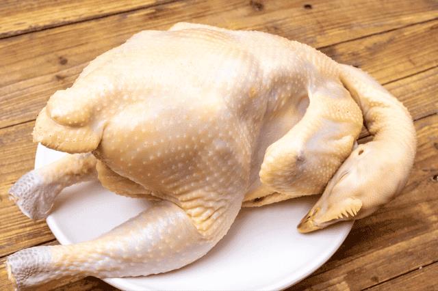 做白切鸡是冷水下锅还是热水下锅-（白切鸡是冷水下锅还是热水下锅）