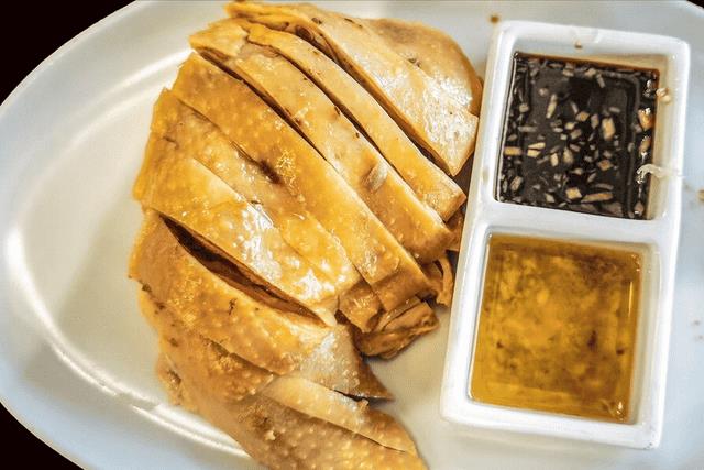 做白切鸡是冷水下锅还是热水下锅-（白切鸡是冷水下锅还是热水下锅）