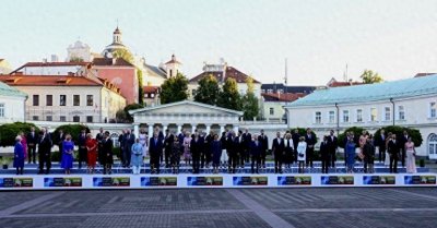 ​斯洛伐克49岁女总统惊艳北约峰会丰腴大气，离婚的她带了男朋友