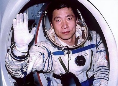 ​我国有13名宇航员登上太空，为何仅这2人，被授予“航天英雄”？