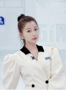 ​虞书欣因“哇哦”上热搜，赵志伟却发文撇清关系，好刚一男的