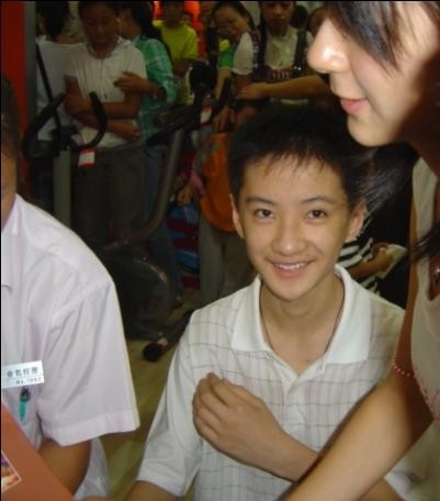 他13岁演《快乐星球》丁凯乐，出了书留了学，如今长成这样了