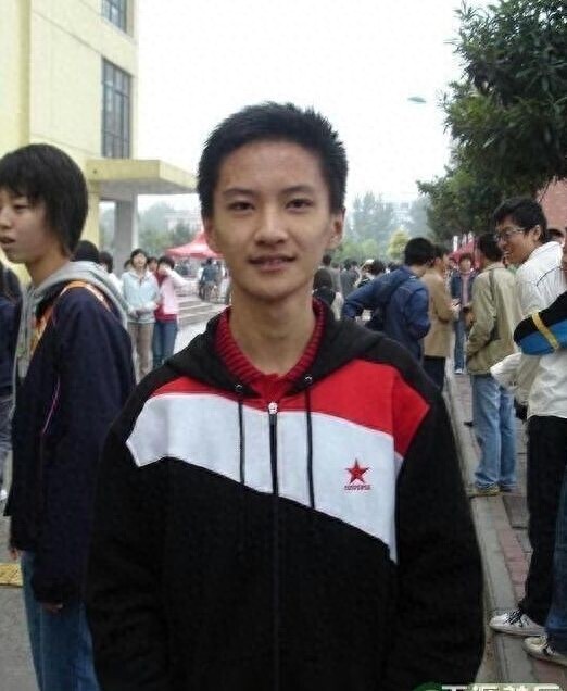 他13岁演《快乐星球》丁凯乐，出了书留了学，如今长成这样了