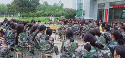 ​宿迁科技学校女子教育部举办“中学生使用手机利与弊”辩论赛