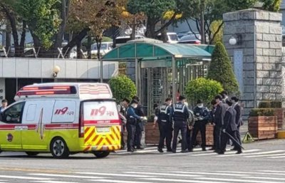 ​韩国防部大楼执勤警察被七旬男子持刀刺伤，动机和伤势不明