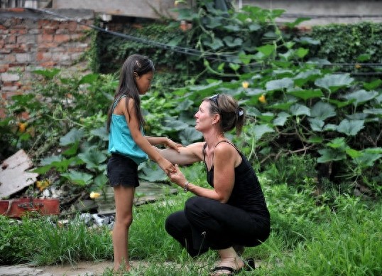 实拍：被领养到美国的女孩回国寻亲过程
