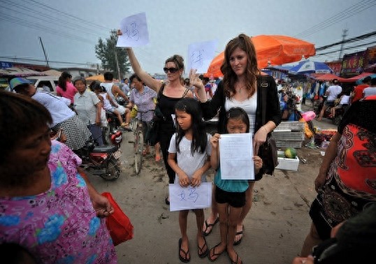 实拍：被领养到美国的女孩回国寻亲过程