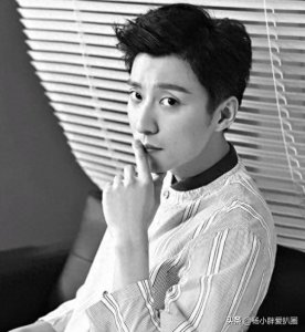 ​乔任梁去世6周年，陈乔恩带男友含泪悼念，墓碑前摆满粉色鲜花