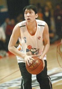 ​岳鹏飞：击败朱芳雨成CBA“三分王”，如今为辽宁篮球培养新人