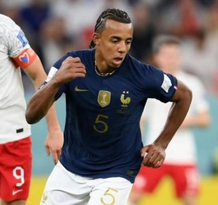 ​孔德戴两条金项链踢比赛，裁判半场尾声才发现