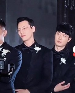 ​陈伟霆婚礼当伴郎，富婆争相合影抢尽风头，新郎身份果然不一般