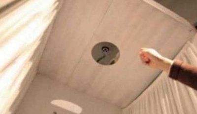 ​女子试衣间换衣被“偷拍” 店长辩称：监控器用途是为了防小偷