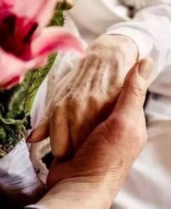 ​连续43年男子求婚被拒，女方终于在72岁时答应嫁给他了！