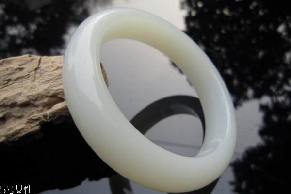 昆仑玉和和田玉的区别 价值有一定差距 昆仑玉和和田玉的区别 价值有一定差距