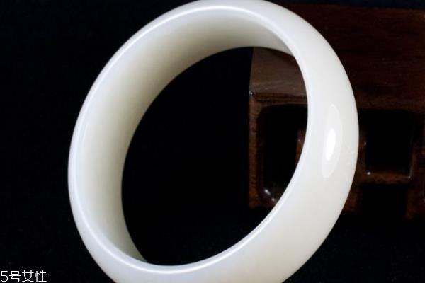 昆仑玉和和田玉的区别 价值有一定差距 昆仑玉和和田玉的区别 价值有一定差距