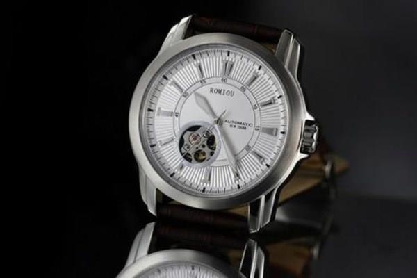 手表镜面花了怎么办 手表有磨损能保修吗 手表镜面花了怎么办 手表有磨损能保修吗