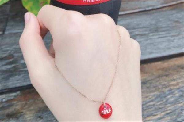 肥宅快乐水项链多少钱 周大福可口可乐项链价格
