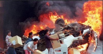 1998年印尼排华事件,5000间华人商店遭烧毁,300华人女子遭强暴