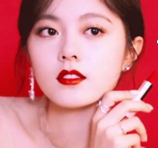 赵今麦“浓妆照”曝光!镜头放大十倍后,红唇让人忍不住想亲一口