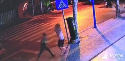 ​上海街头上演惊险一幕，快递员因收差评持刀追砍客户