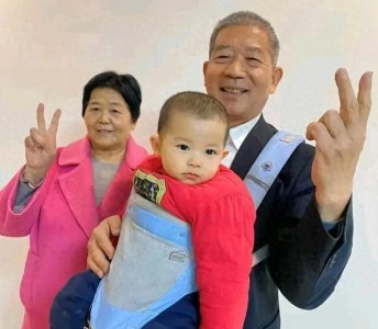 ​5岁小天赐被迫营业，用手吃饭，袖口黢黑，表情夸张小动作不断