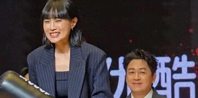 ​潘粤明和小女友上节目，50岁潘粤明对小女友一脸宠爱，感情甜蜜