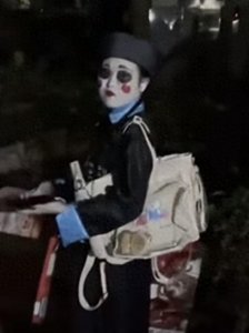 ​穿僵尸服半夜吓人，物业竟称只是娱乐，网友：这真的是玩笑吗？