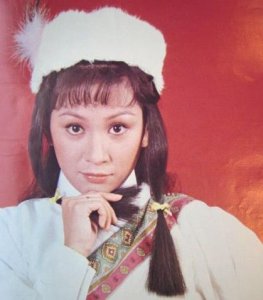 ​余安安：童年父母离异，14岁谈恋爱，17岁凭借“香香公主”成名