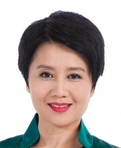 ​澳门“赌王”何鸿燊的四姨太，小女儿才17岁