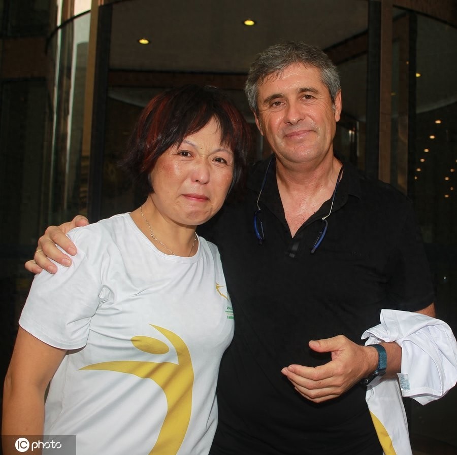 深圳佳兆业原主教练卡罗离开深圳，球迷依依不舍动情落泪