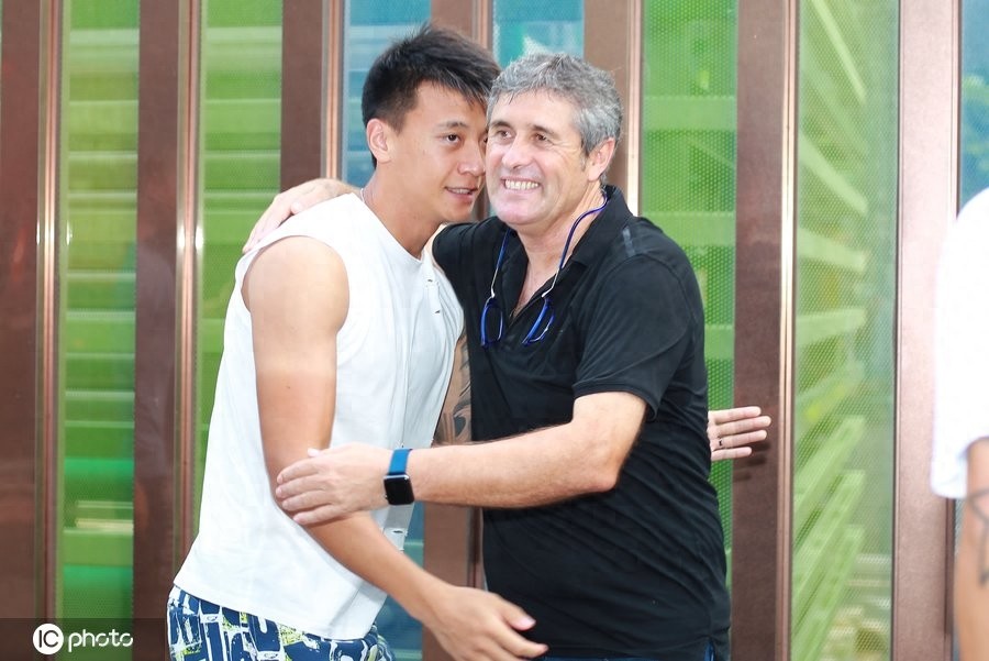 深圳佳兆业原主教练卡罗离开深圳，球迷依依不舍动情落泪