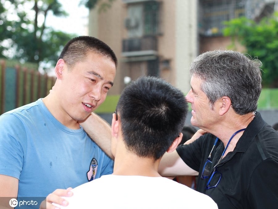 深圳佳兆业原主教练卡罗离开深圳，球迷依依不舍动情落泪