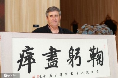 深圳佳兆业原主教练卡罗离开深圳,球迷依依不舍动情落泪