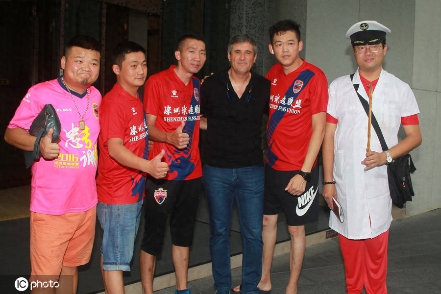 深圳佳兆业原主教练卡罗离开深圳，球迷依依不舍动情落泪