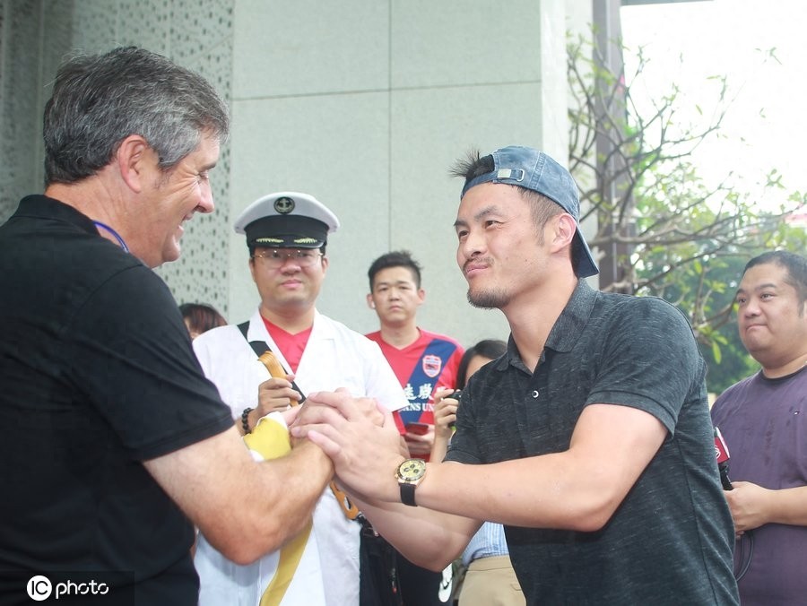 深圳佳兆业原主教练卡罗离开深圳，球迷依依不舍动情落泪