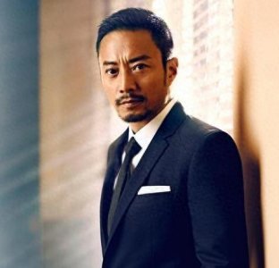 ​57岁“硬汉”张涵予，44岁大器晚成获5料影帝，今成“宠妻狂魔”